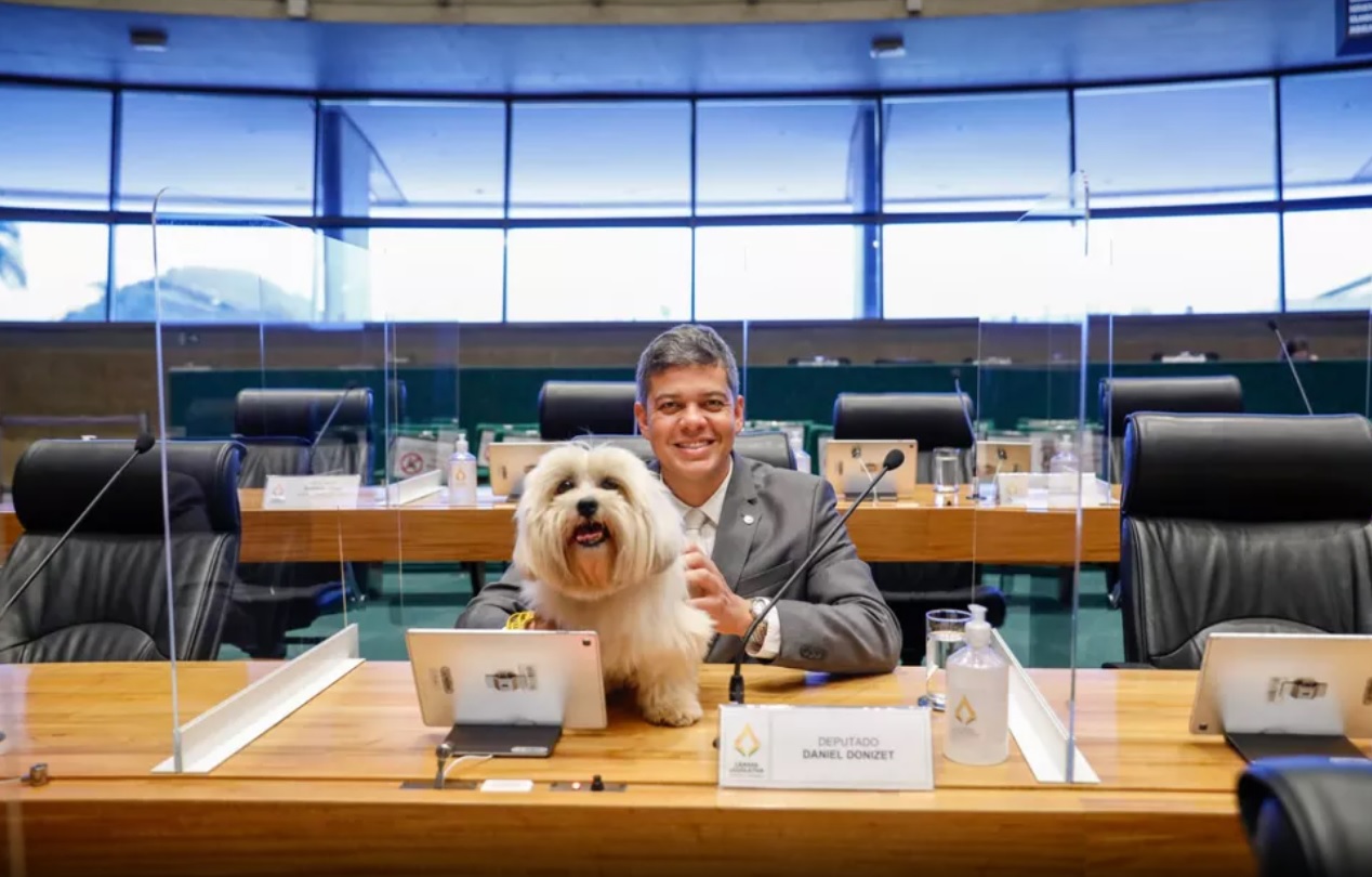 daniel donizet junto ao cachorro na camara legislativa do distrito federal