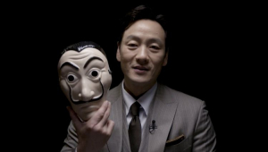Park Hae-Soo segurando a máscara de La Casa de Papel