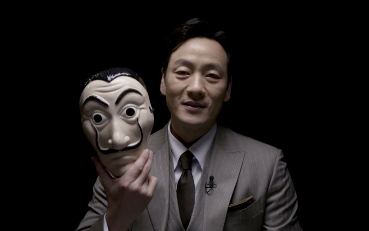 Park Hae-Soo segurando a máscara de La Casa de Papel