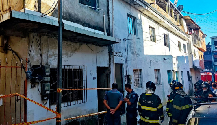 Policias militares em frente a uma residência atingida por um desabamento causado por uma explosão de gás de cozinha em Itaquera