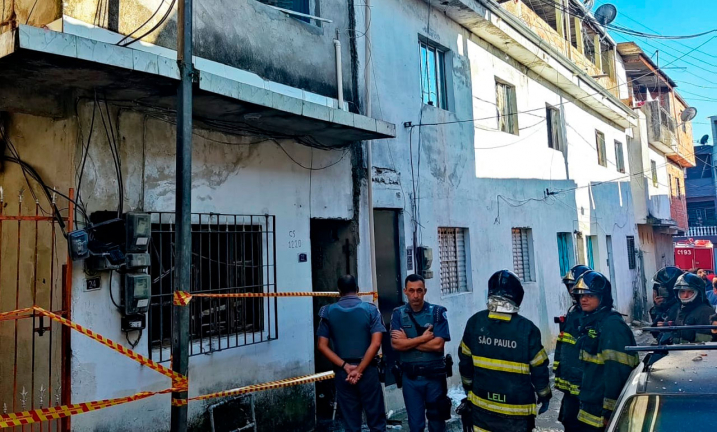 Policias militares em frente a uma residência atingida por um desabamento causado por uma explosão de gás de cozinha em Itaquera