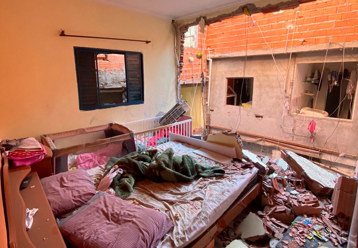Imagem de uma residência coberto por escombros após o desabamento da laje em Itaquera
