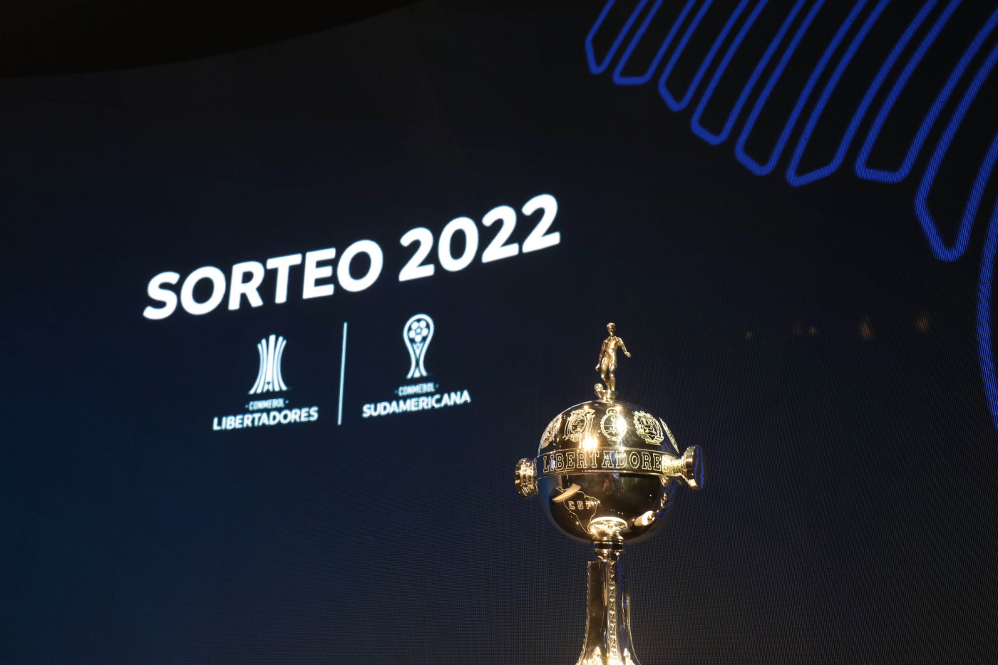Taça da Libertadores em frente a telão do Sorteio de 2022