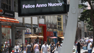 Relógio de rua na cidade de São Paulo exibe a mensagem Felice Anno Nuovo, que significa Feliz Ano Novo em italiano
