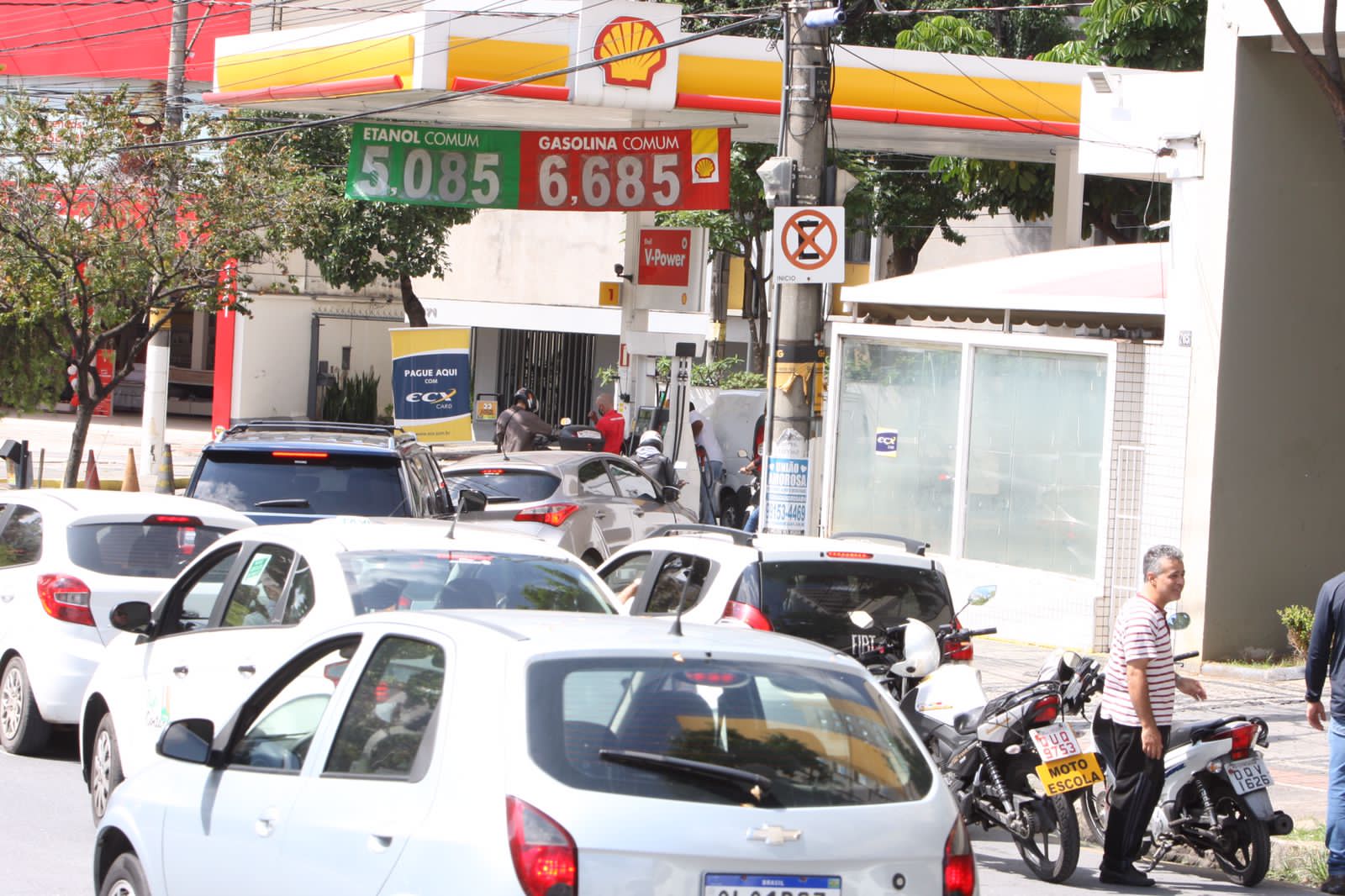 Motoristas de Belo Horizonte (MG) têm enfrentado longas filas ou falta de combustíveis para abastecer nos postos de gasolina da capital mineira, nesta sexta-feira, 22 de outubro de 2021.