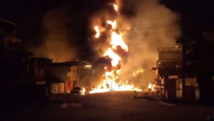 fogo após explosão de caminhão tanque
