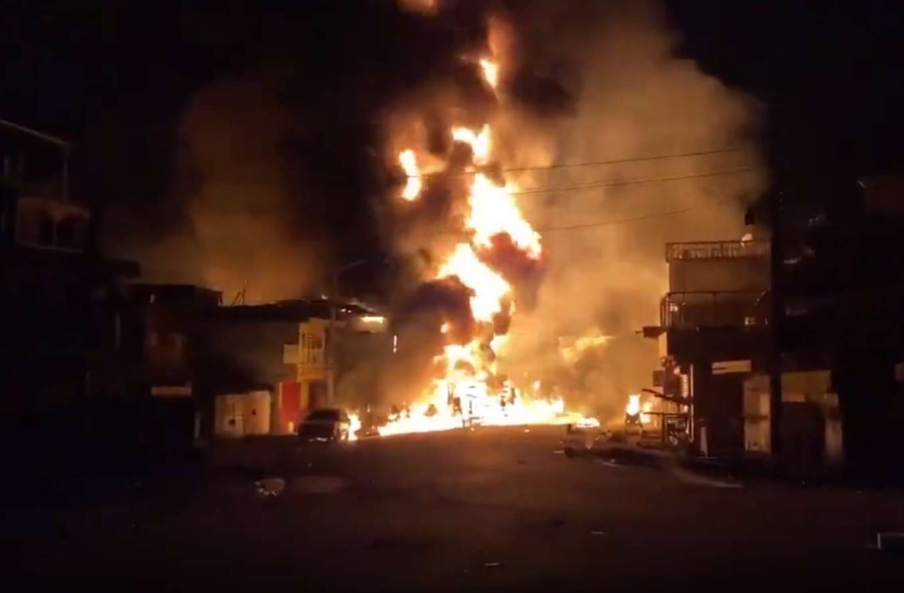fogo após explosão de caminhão tanque