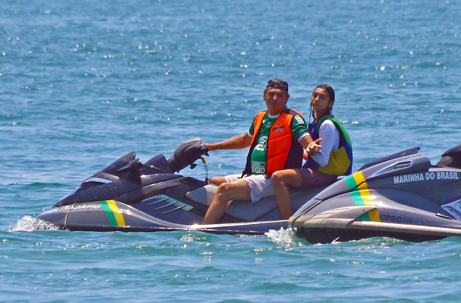 Bolsonaro anda de Jet Ski com a filha, Laura