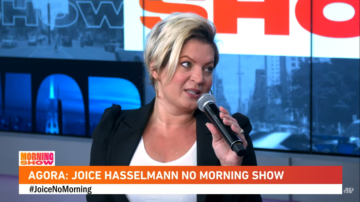 Com microfone em punho, Joice dá entrevista no estúdio do Morning Show