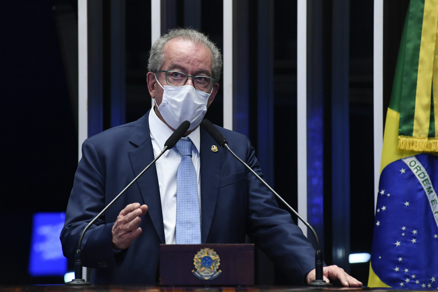 José Aníbal de máscara no plenário do Senado