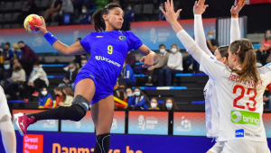 A seleção brasileira feminina foi derrotada e caiu nas quartas de final do Mundial de Handebol