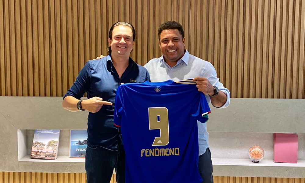 Ronaldo Fenomeno ao lado do presidente do Cruzeiro