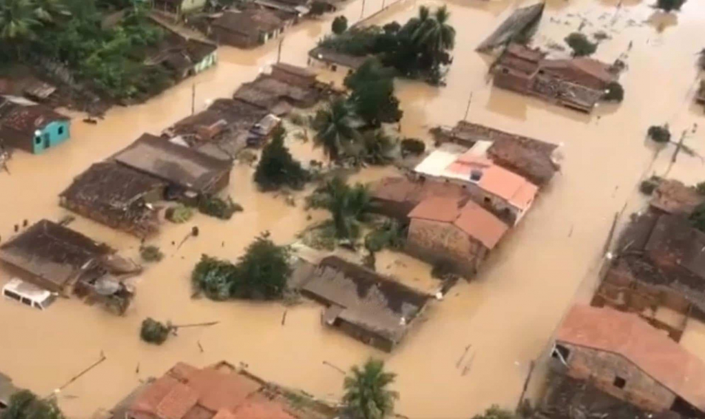 Bolsonaro vai sobrevoar neste domingo regiões afetadas pelas chuvas na Bahia  | Jovem Pan