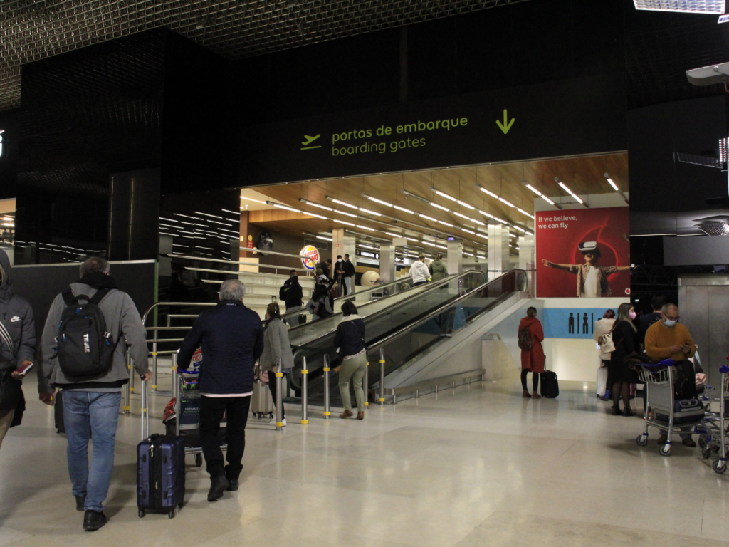 Passageiros andam em aeroporto