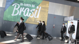 Comissárias de bordo passam com malas em um saguão do aeroporto de Guarulhos