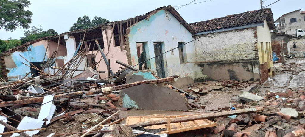 Casa destruída em Itambé, na Bahia