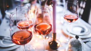 mesa com taças com vinho rosé