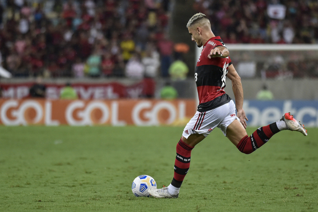 Andreas Pereira se prepara para fazer cruzamento durante partida do Flamengo