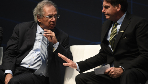 Ministro da Economia, Paulo Guedes, conversa com o presidente Jair Bolsonaro