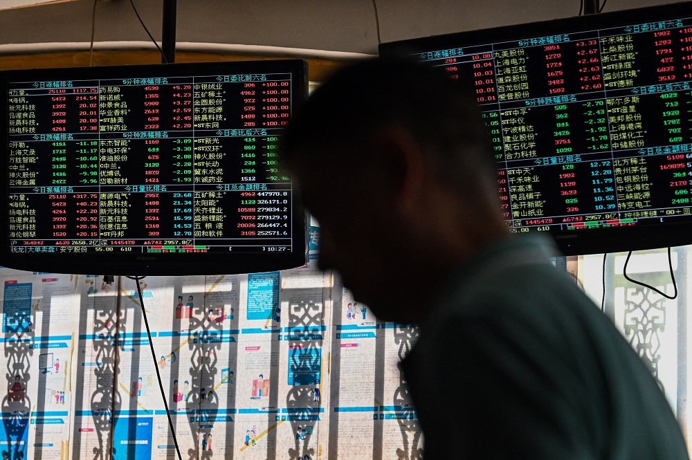 movimentos dos preços das ações são vistos nas telas de uma empresa de valores mobiliários em Xangai