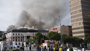 fachada de assembleia incendiada na África do Sul