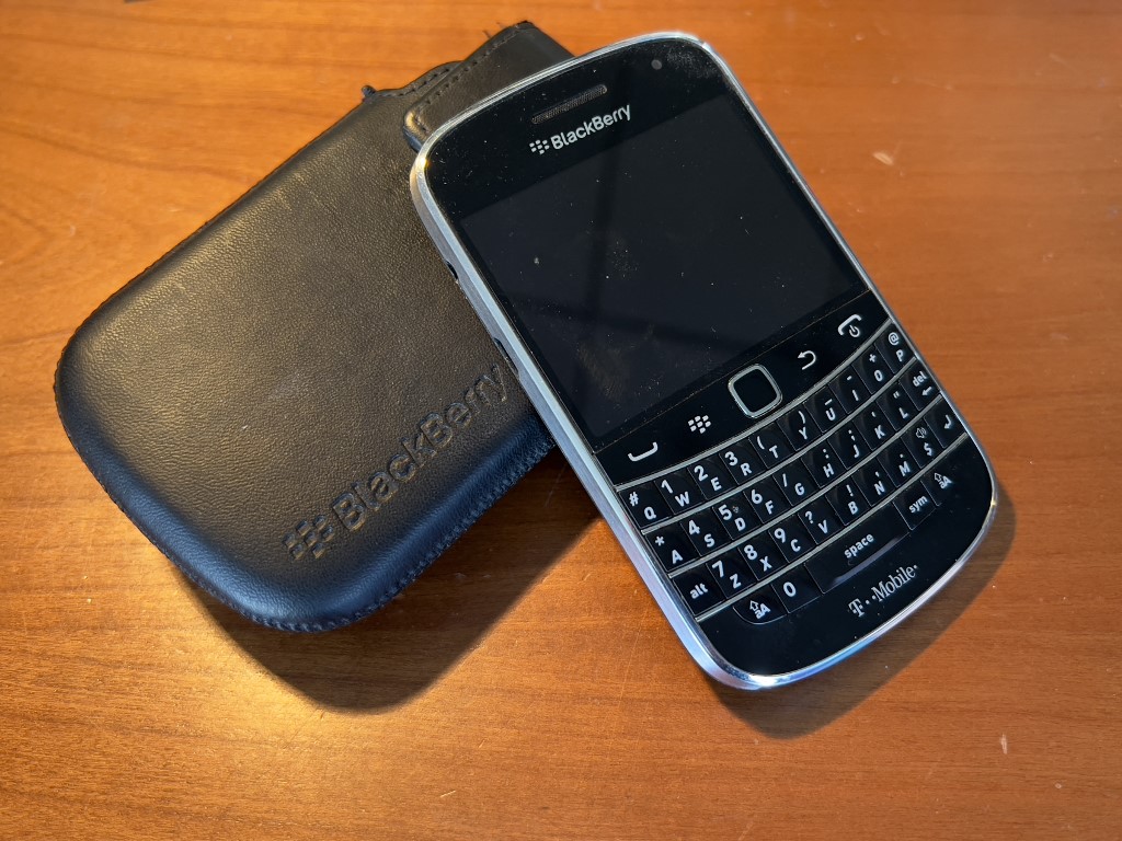 Dois celulares BlackBerry, com teclado físico