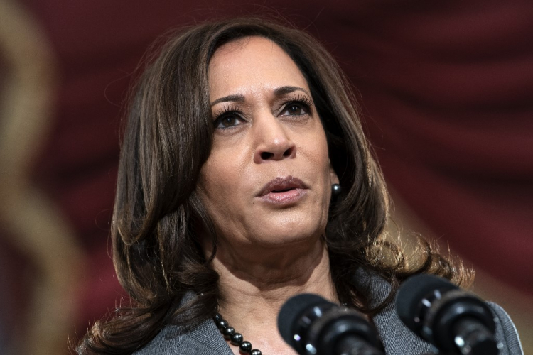 Kamala Harris critica Trump e o chama de ‘fascista’ em evento