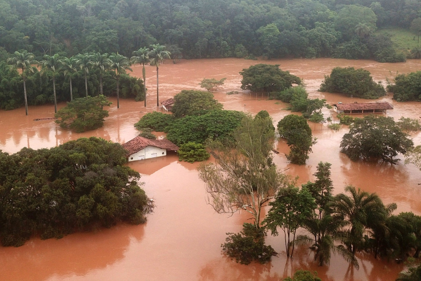 Cidade de Juatuba, em Minas Gerais, alaga por fortes chuvas