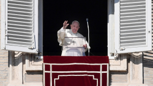 Papa Francisco acena de janela no Vaticano