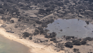 imagem aérea de ilha destruída por água