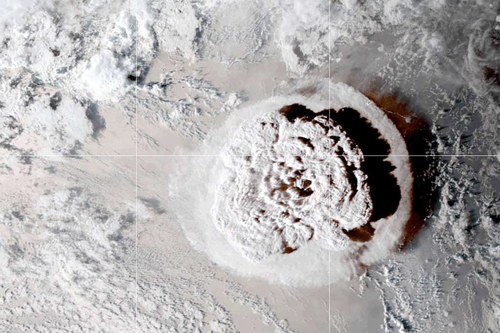 imagem aérea de vulcão em erupção