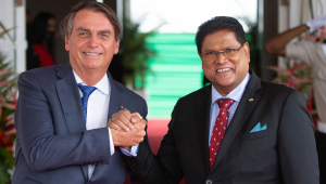 Jair Bolsonaro apertando a mão do presidente do Suriname, Chan Santokhi