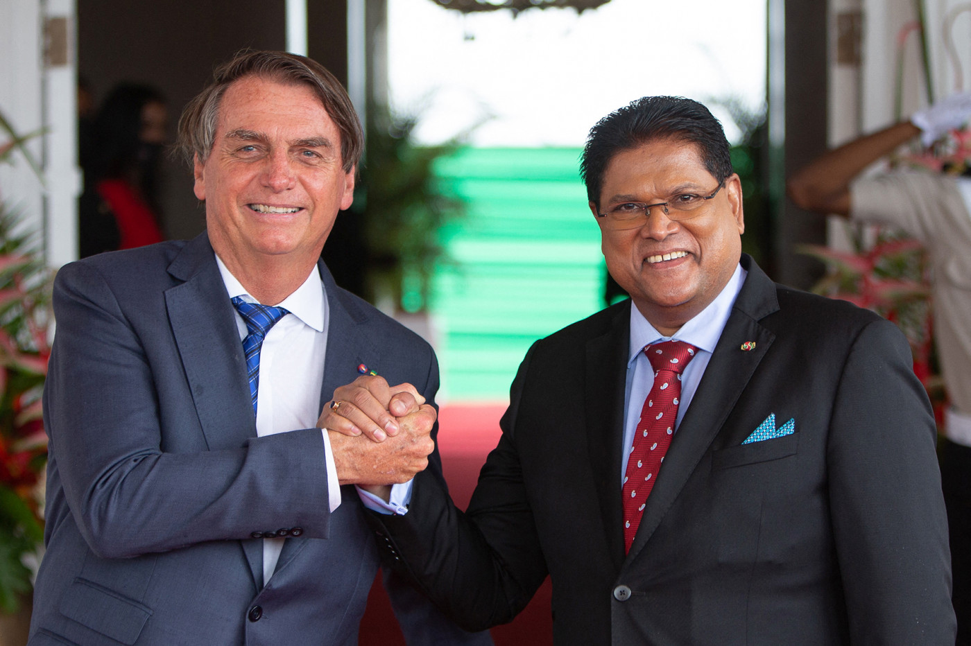 Jair Bolsonaro apertando a mão do presidente do Suriname, Chan Santokhi