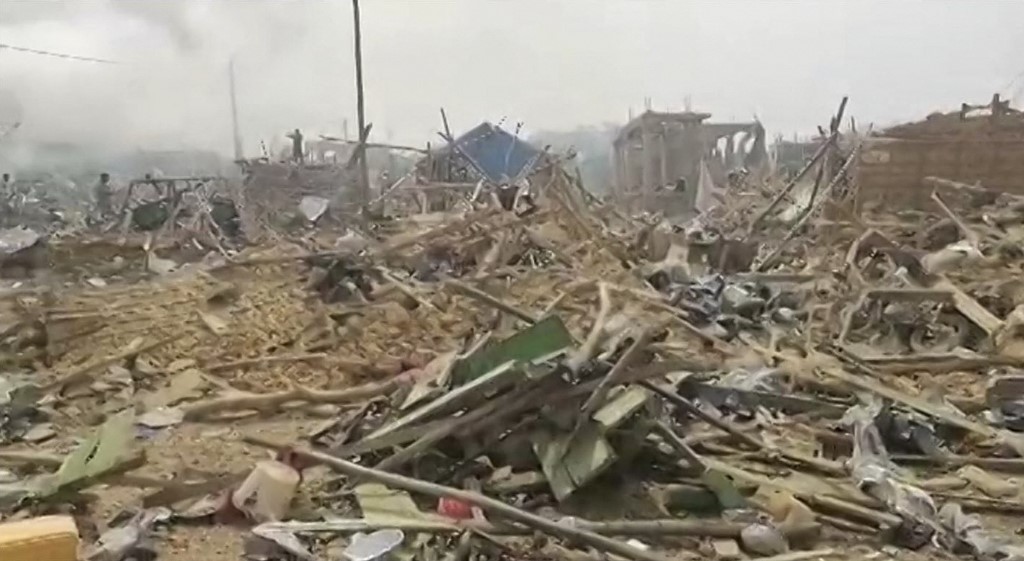 escombros de prédios após explosão em gana