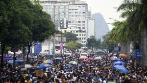 Os foliões participam do desfile da banda tradicional de carnaval 'Cordão do Bola Preta' no centro do Rio de Janeiro