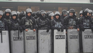 Policiais cazaques fazem paredão durante protestos contra o aumento dos preços da energia em Almaty, Cazaquistão