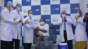 Baiano Wenderson Nascimento Souza foi o primeiro a receber a vacina brasileira contra a Covid-19 no Brasil. Na imagem, pesquisadores do SENAI Cimatec e o ministro Marcos Pontes