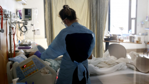 Enfermeira atende paciente com Covid-19 no Harborview Medical Center, em Seattle, nos Estados Unidos