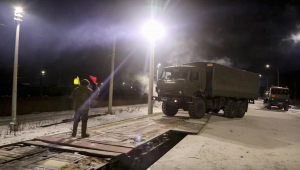 Transporte de veículos militares russos em um local não revelado