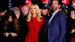 Ivanka Trump (mulher loira em vestido vermelho), ao lado do irmão, Donald Trump Jr. (homem branco em terno azul)