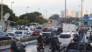 Filas de carros e motos no trânsito de São Paulo