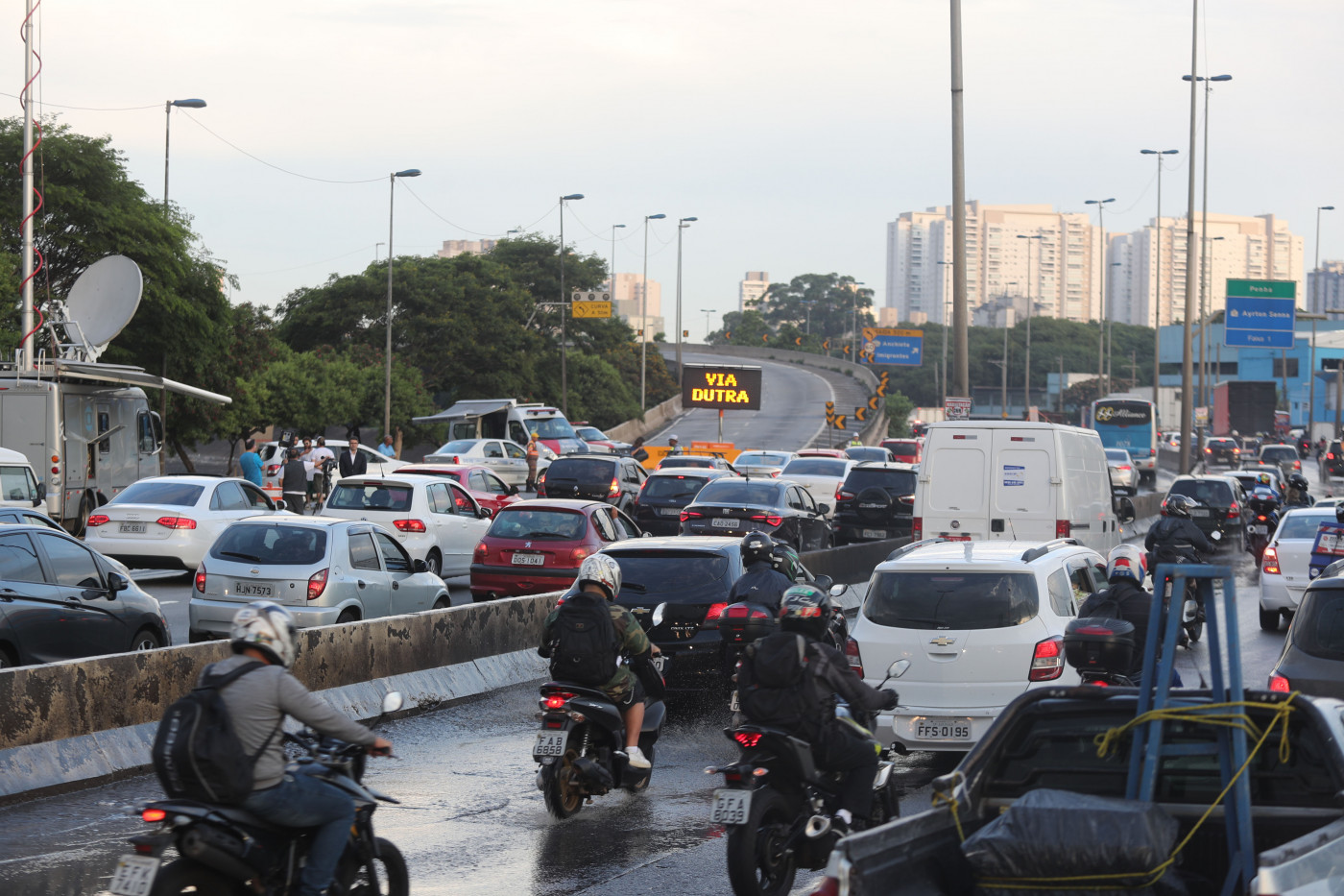 Filas de carros e motos no trânsito de São Paulo