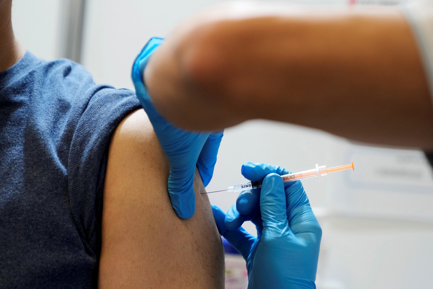 Morador local recebe a dose de reforço da vacina Moderna Covid-19