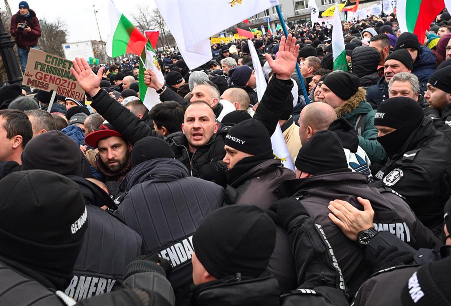 pessoas em conflito com a polícia na bulgária