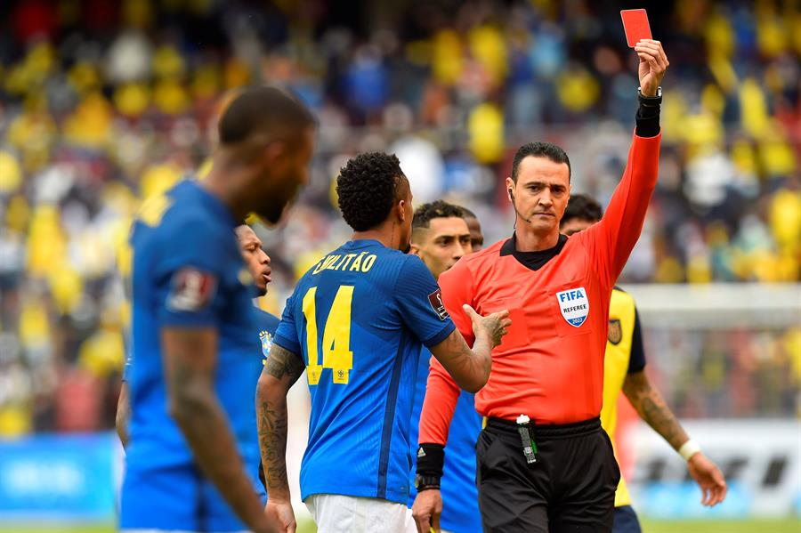 Juiz colombiano Wilmar Roldán mostra cartão amarelo em jogo entre Equador e Brasil pelas Eliminatórias Sul-Americanas
