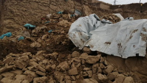 Baraanco cheio de tijolos e roupas após terremoto no Afeganistão