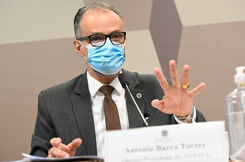Antonio Barra Torres, presidente da Anvisa, de máscara