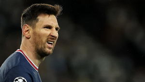 Messi faz uma careta durante jogo do PSG
