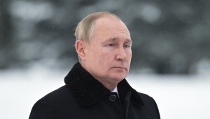 Vladimir Putin usa casaco preto e aparece de perfil