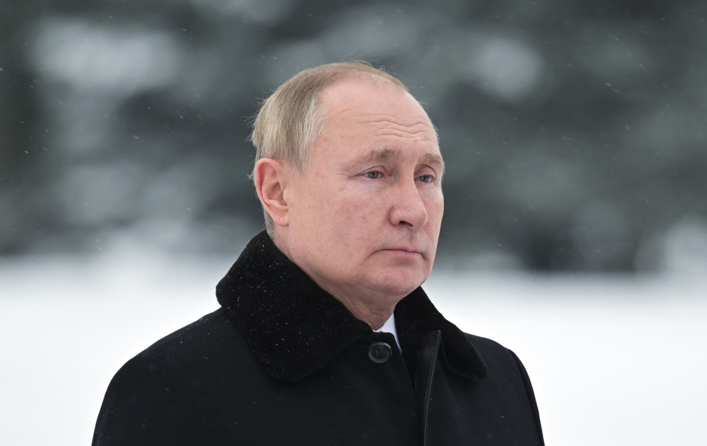Vladimir Putin usa casaco preto e aparece de perfil